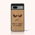 Coque Pixel 7A – Don't Touch My Phone en gravure sur bois (Tilleul)