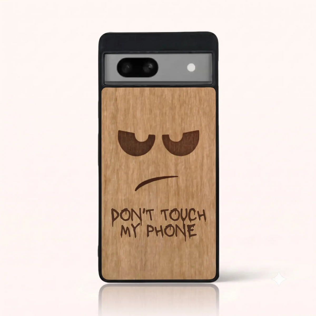 Coque Pixel 7A – Don't Touch My Phone en gravure sur bois (Tilleul)