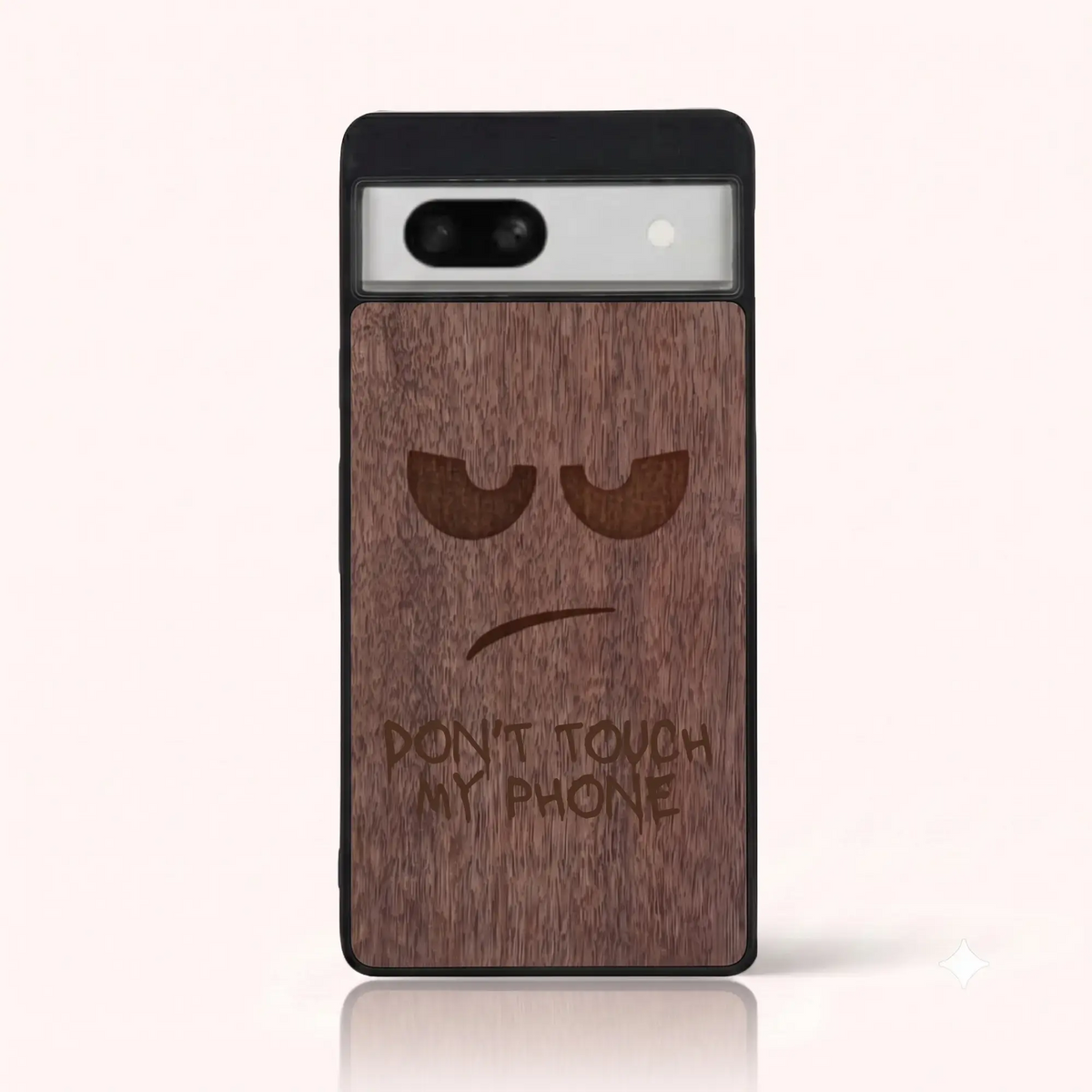 Coque Pixel 7A – Don't Touch My Phone en gravure sur bois (Noyer)