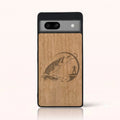 Coque Pixel 7A – Le Pêcheur en bois de tilleul clair