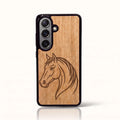 Coque Samsung S26+ – Le Cheval en bois de tilleul clair
