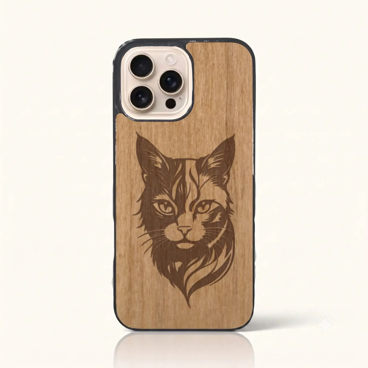 Coque iPhone 16 Pro – Le Chat en bois de tilleul clair
