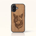 Coque iPhone 16 – Le Chat en bois de tilleul clair