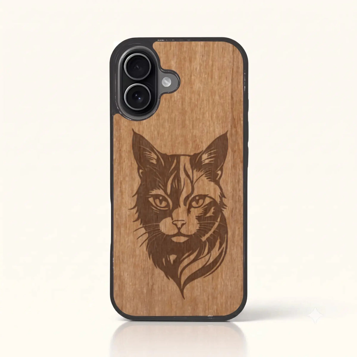 Coque iPhone 16 – Le Chat en bois de tilleul clair