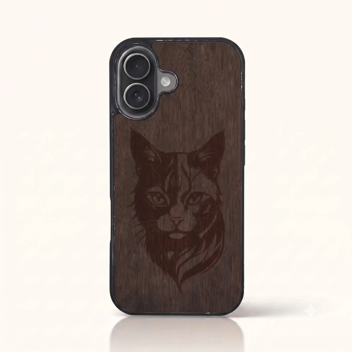 Coque iPhone 16 – Le Chat en bois de noyer foncé