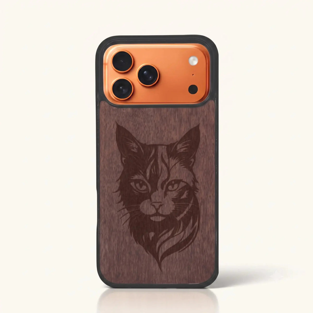Coque iPhone 17 Pro – Le Chat en bois de noyer foncé