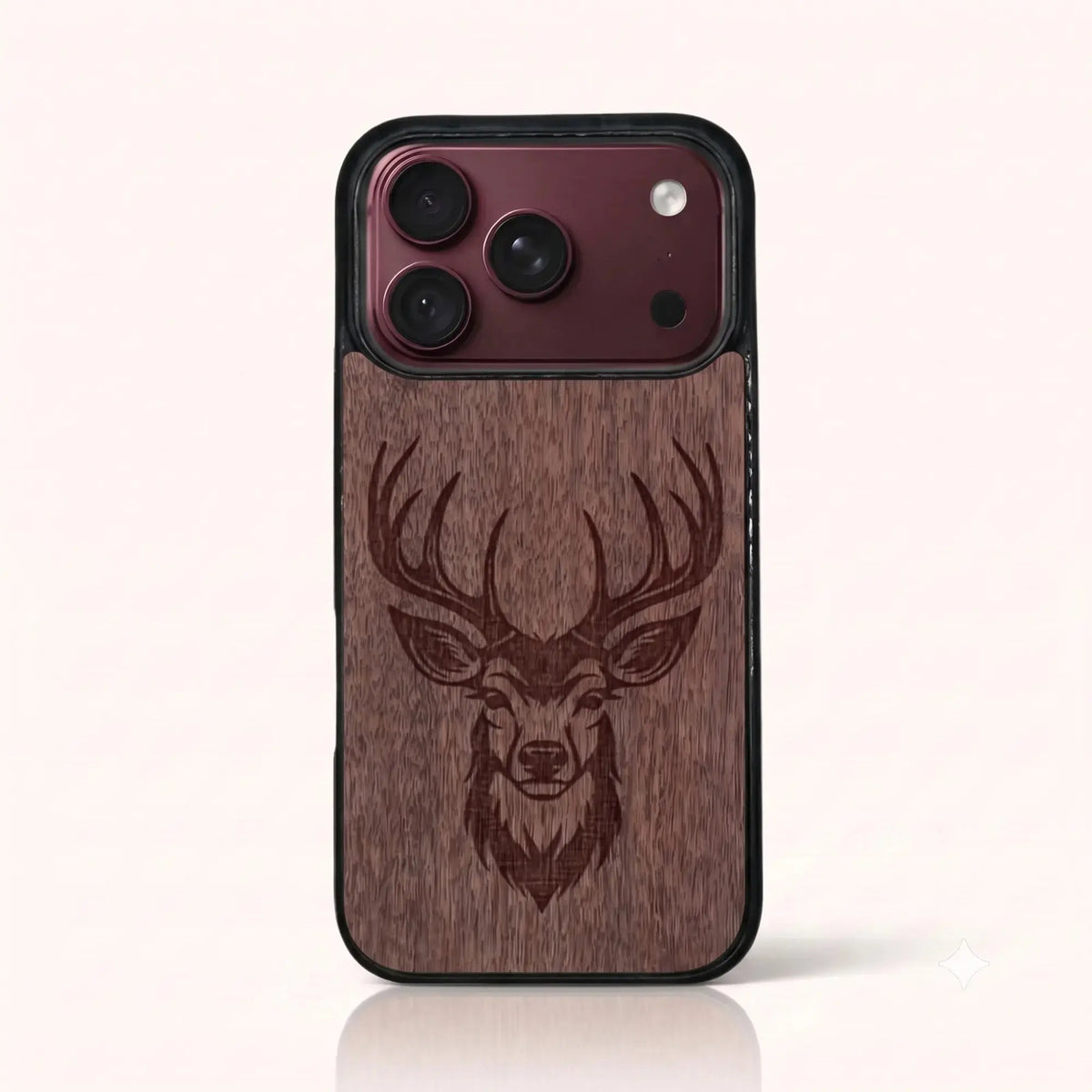 Coque iPhone 18 Pro – Le Cerf en gravure sur bois (Noyer)