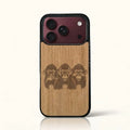 Coque iPhone 18 Pro – Les Singes de la sagesse en bois de tilleul clair