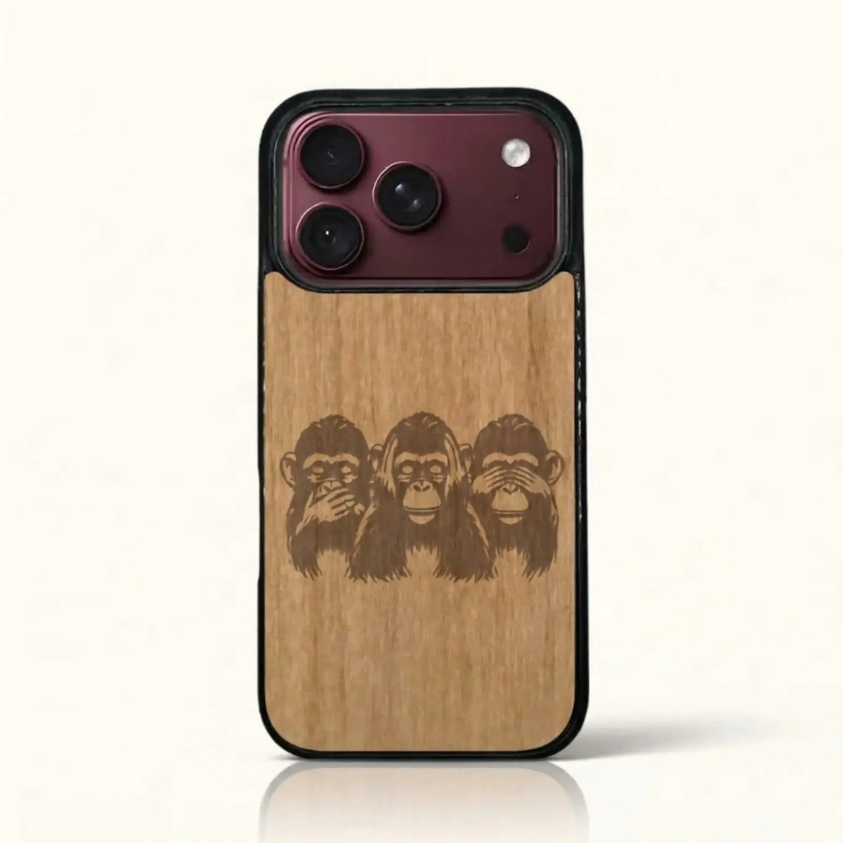 Coque iPhone 18 Pro – Les Singes de la sagesse en bois de tilleul clair