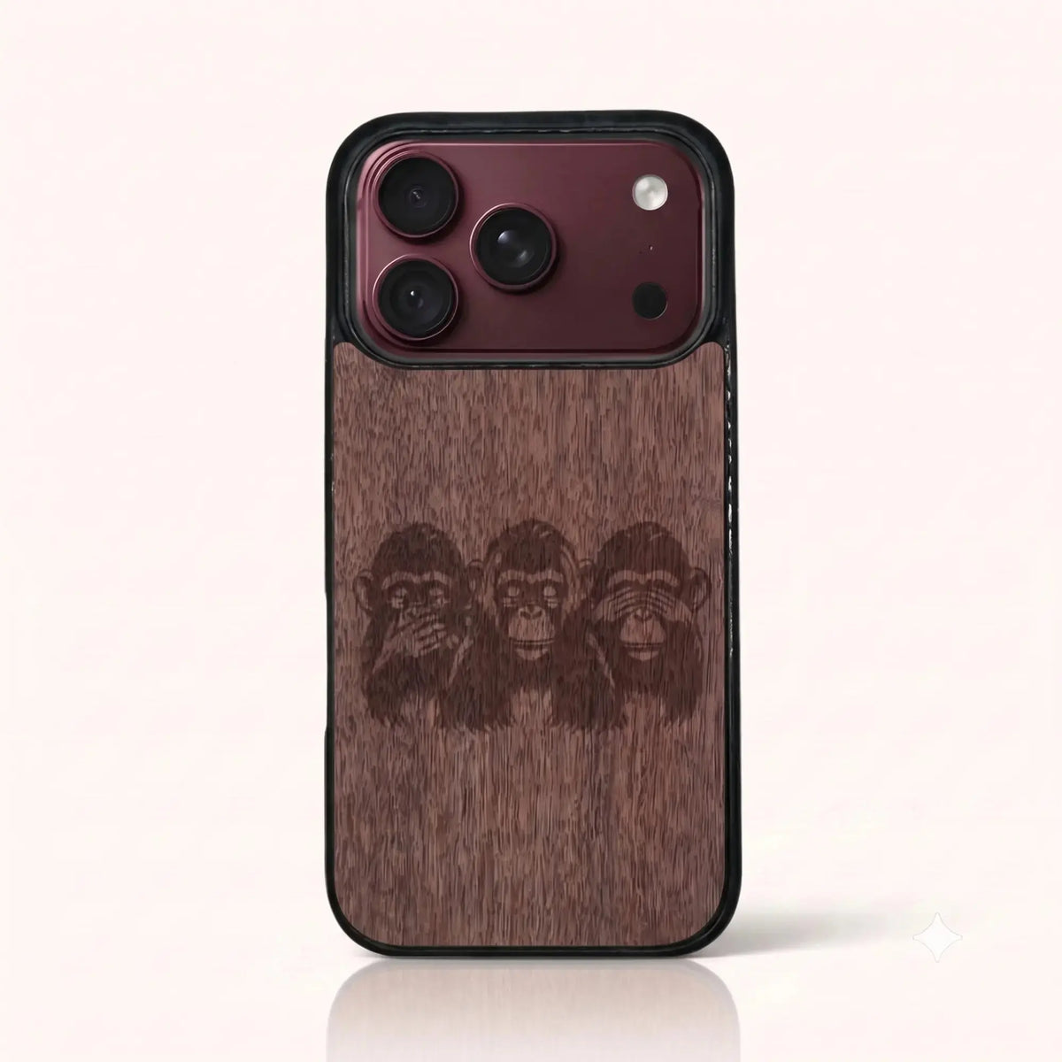Coque iPhone 18 Pro – Les Singes de la sagesse en bois de noyer foncé