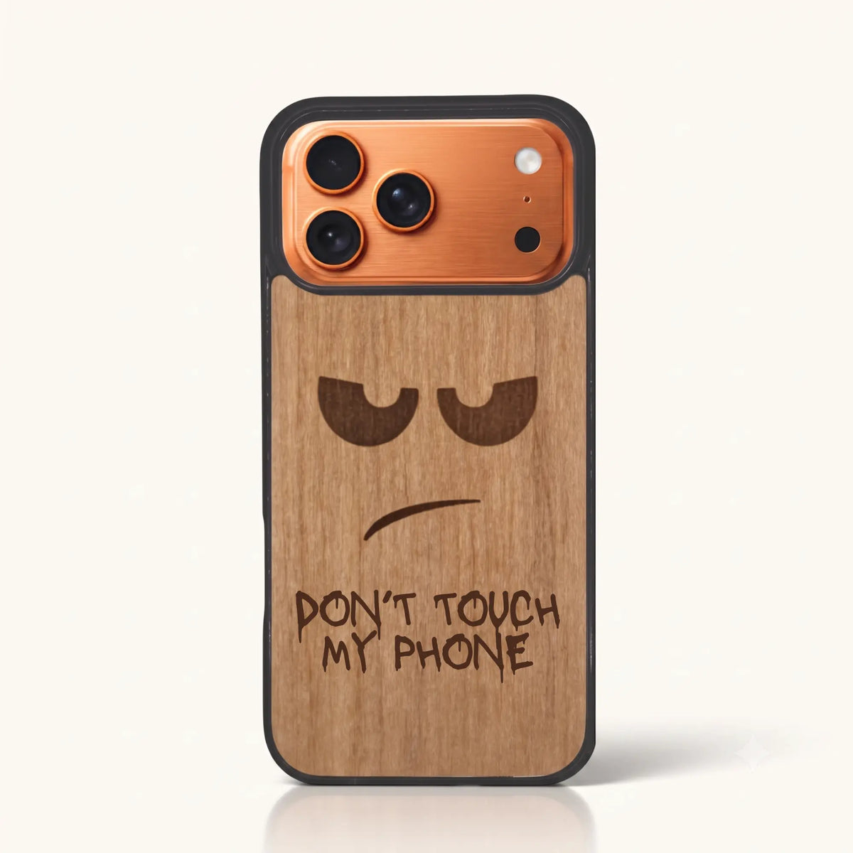 Coque iPhone 17 Pro – Don't Touch My Phone en bois de tilleul clair