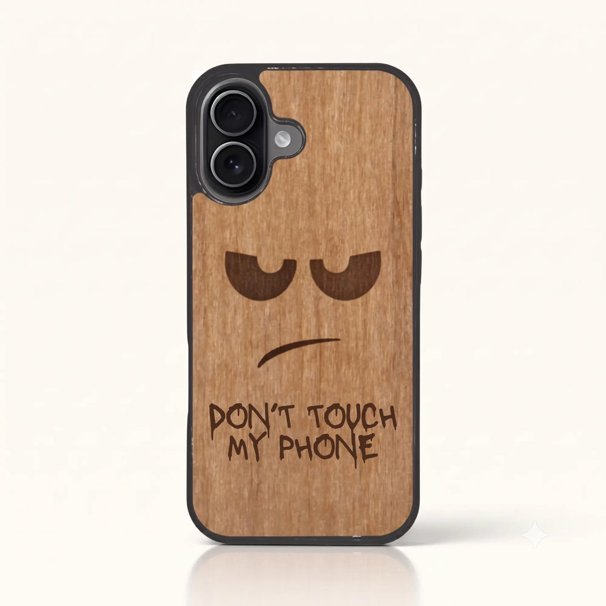 Coque iPhone 16 – Don't Touch My Phone en bois de tilleul clair