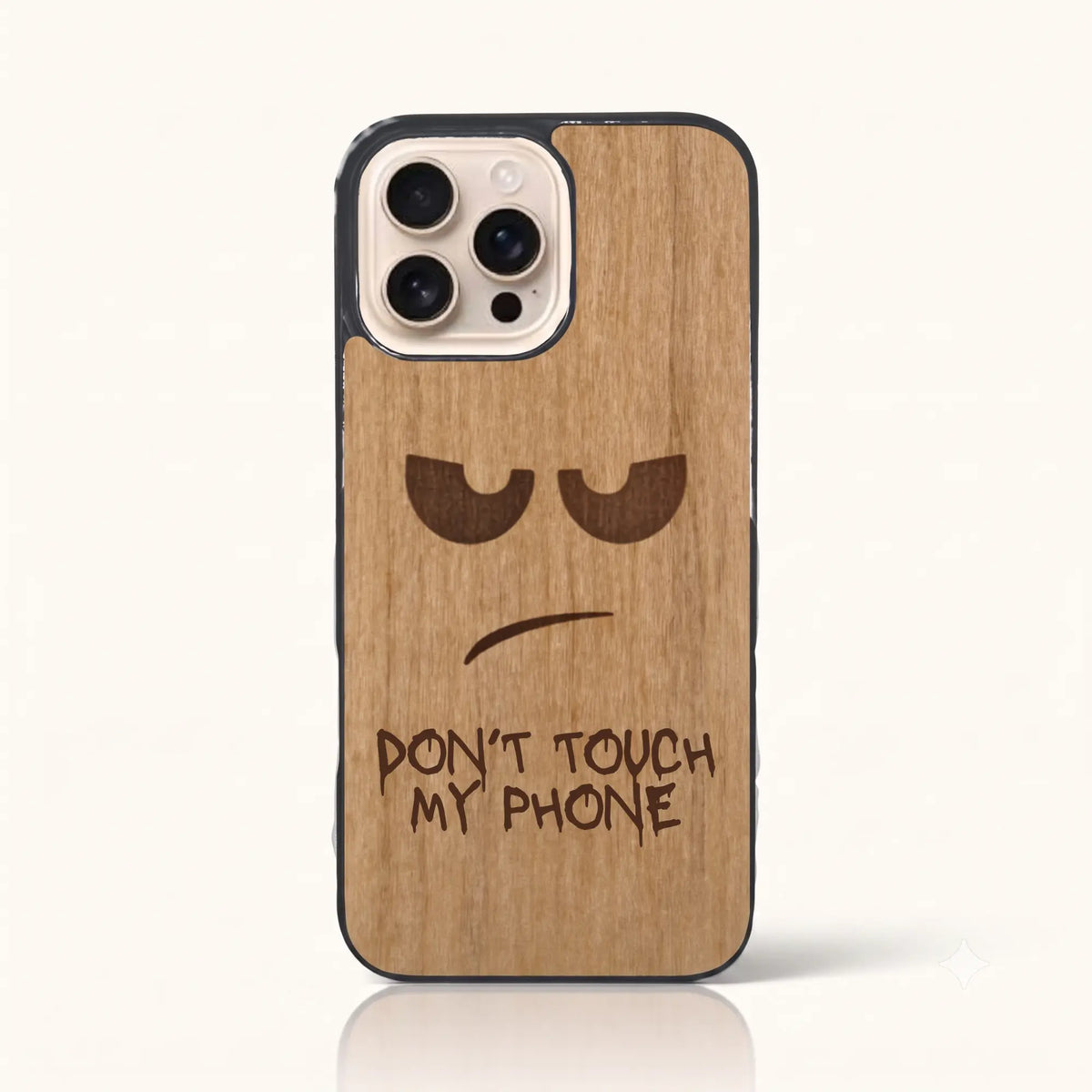 Coque iPhone 12 Pro – Don't Touch My Phone en bois de tilleul clair