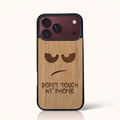Coque iPhone 18 Pro Max – Don't Touch My Phone en gravure sur bois (Tilleul)