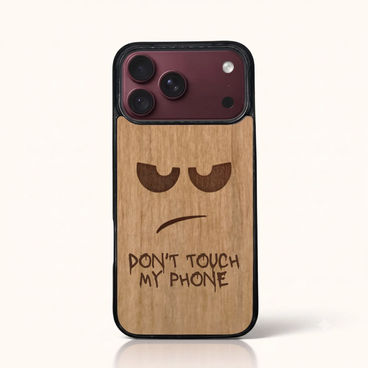 Coque iPhone 18 Pro Max – Don't Touch My Phone en gravure sur bois (Tilleul)