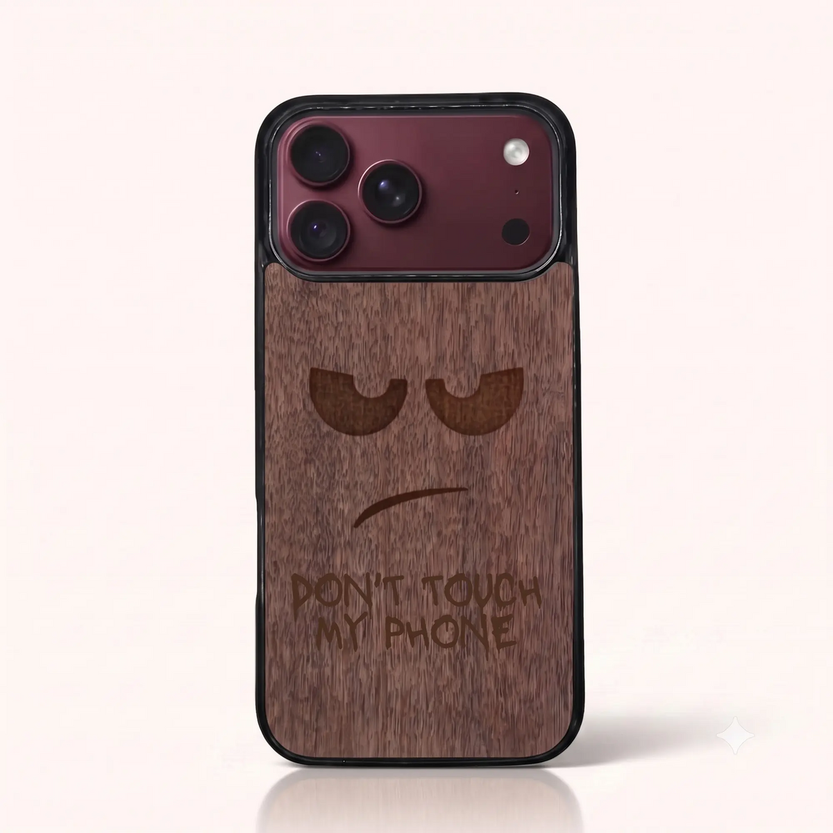 Coque iPhone 18 Pro Max – Don't Touch My Phone en gravure sur bois (Noyer)