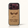 Coque iPhone 18 Pro – Don't Touch My Phone en gravure sur bois (Tilleul)