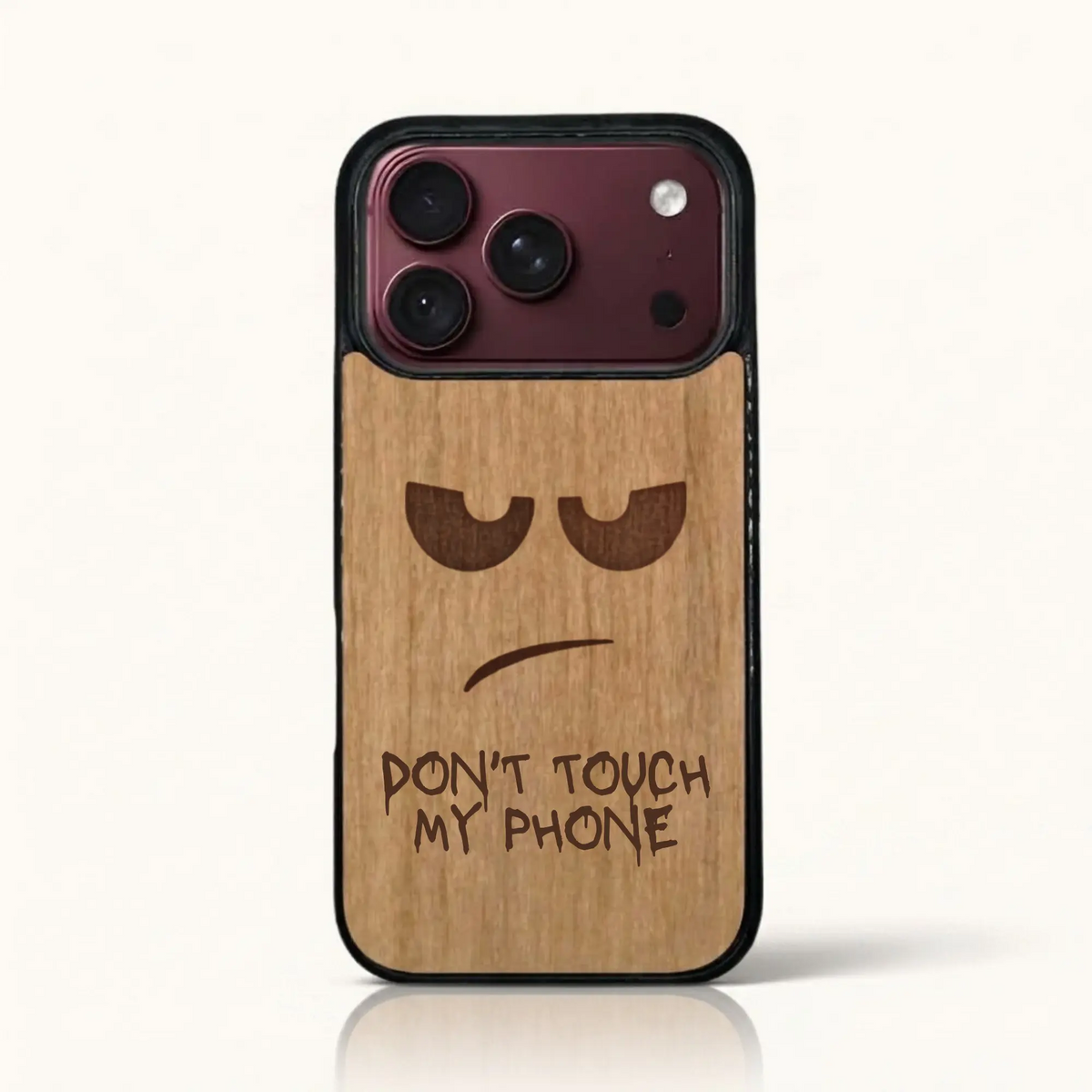 Coque iPhone 18 Pro – Don't Touch My Phone en gravure sur bois (Tilleul)
