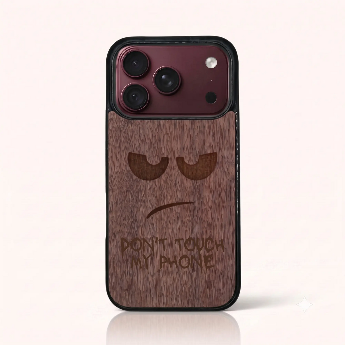 Coque iPhone 18 Pro – Don't Touch My Phone en gravure sur bois (Noyer)