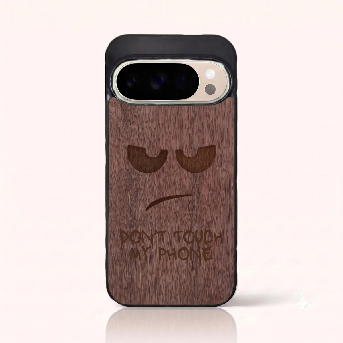 Coque Pixel 10 Pro – Don't Touch My Phone en gravure sur bois (Noyer)
