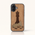 Coque iPhone 16 – Échec et Mat en marqueterie de bois