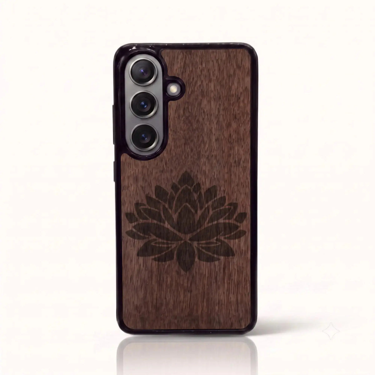Coque Samsung S26+ / S26 en bois gravé Fleur de Lotus – Foncée (Noyer)