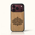 Coque iPhone 18 Pro – Fleur de Lotus en bois de tilleul clair