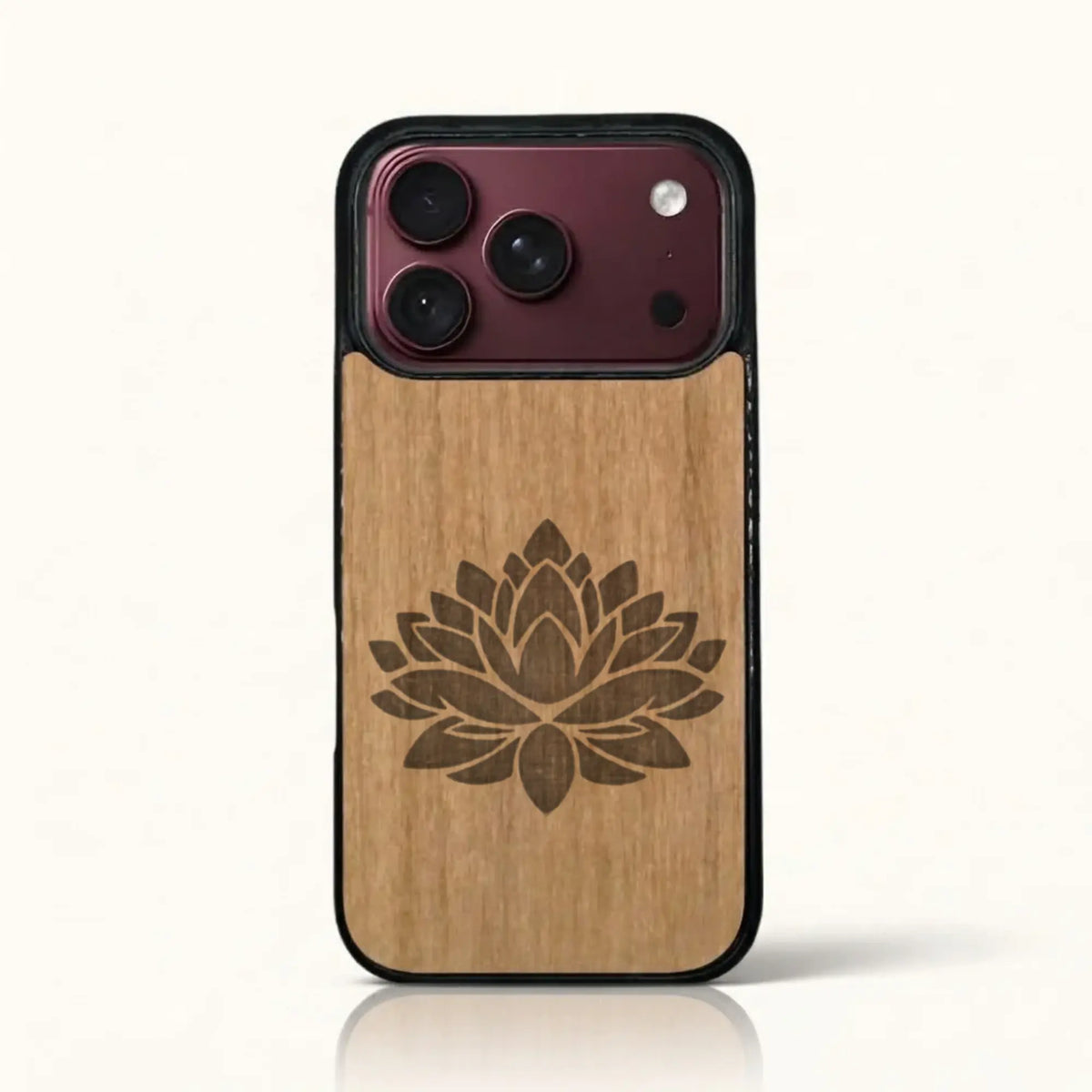 Coque iPhone 18 Pro – Fleur de Lotus en bois de tilleul clair