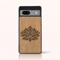 Coque Pixel 7A – Fleur de Lotus en bois de tilleul clair
