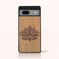 Coque Pixel 7A – La Fleur de Lotus en marqueterie de bois