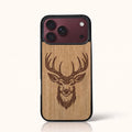 Coque iPhone 18 Pro Max – Le Cerf en gravure sur bois (Tilleul)