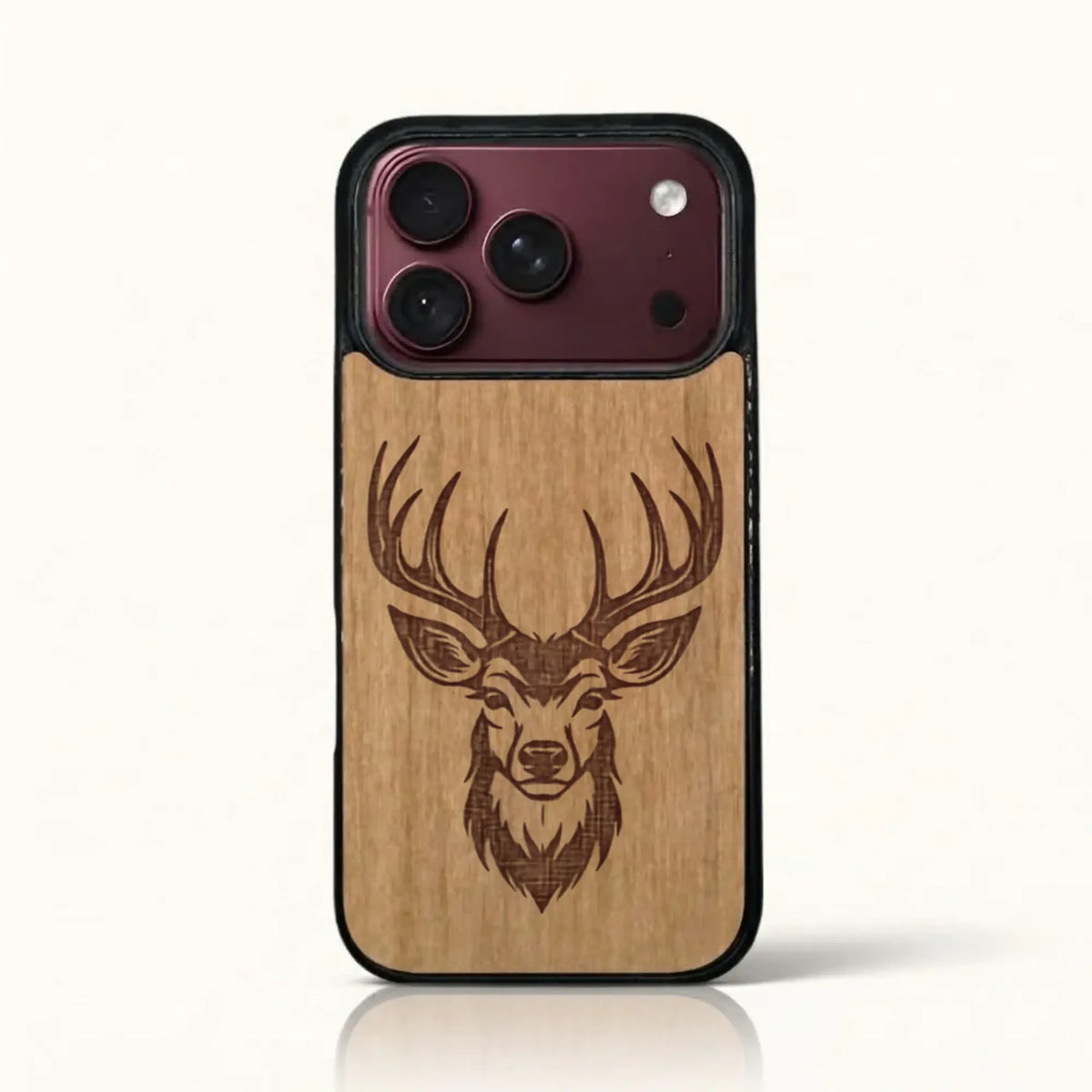 Coque iPhone 18 Pro – Le Cerf en gravure sur bois (Tilleul)