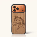 Coque iPhone 17 Pro – Le Cheval en bois de tilleul clair