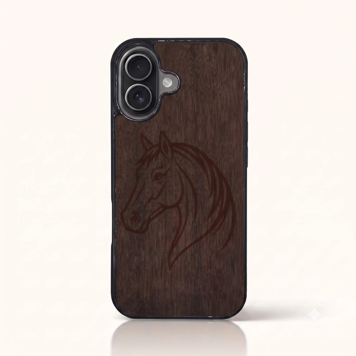 Coque iPhone 16 – Le Cheval en bois de noyer foncé