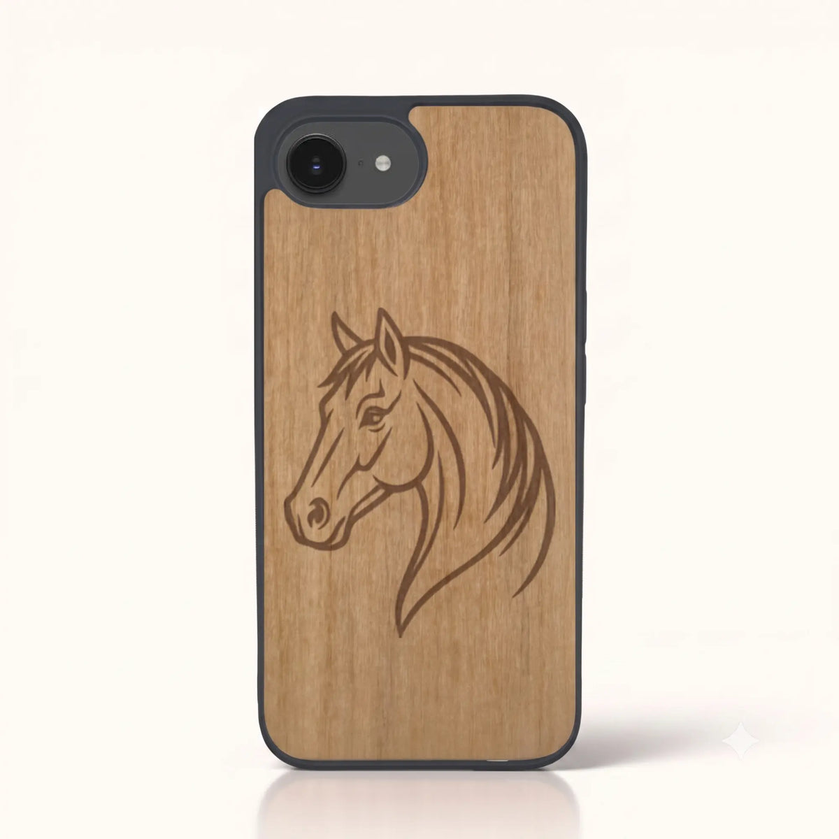 Coque iPhone 16e – Le Cheval en bois de tilleul clair