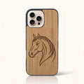 Coque iPhone 12 Pro – Le Cheval en bois de tilleul clair