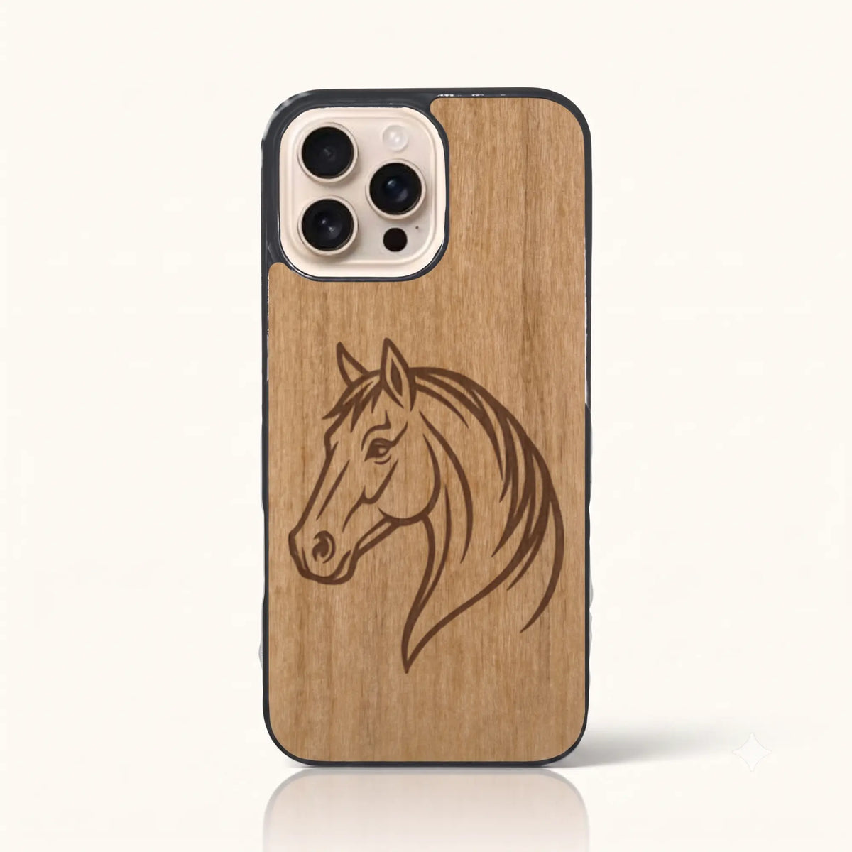 Coque iPhone 12 Pro – Le Cheval en bois de tilleul clair