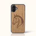 Coque iPhone 16 Plus – Le Cheval en bois de tilleul clair