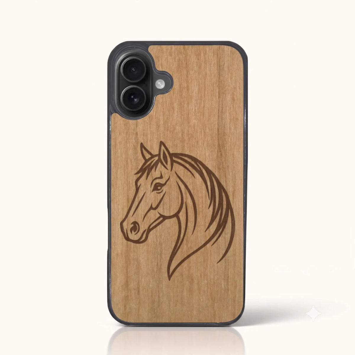 Coque iPhone 16 Plus – Le Cheval en bois de tilleul clair