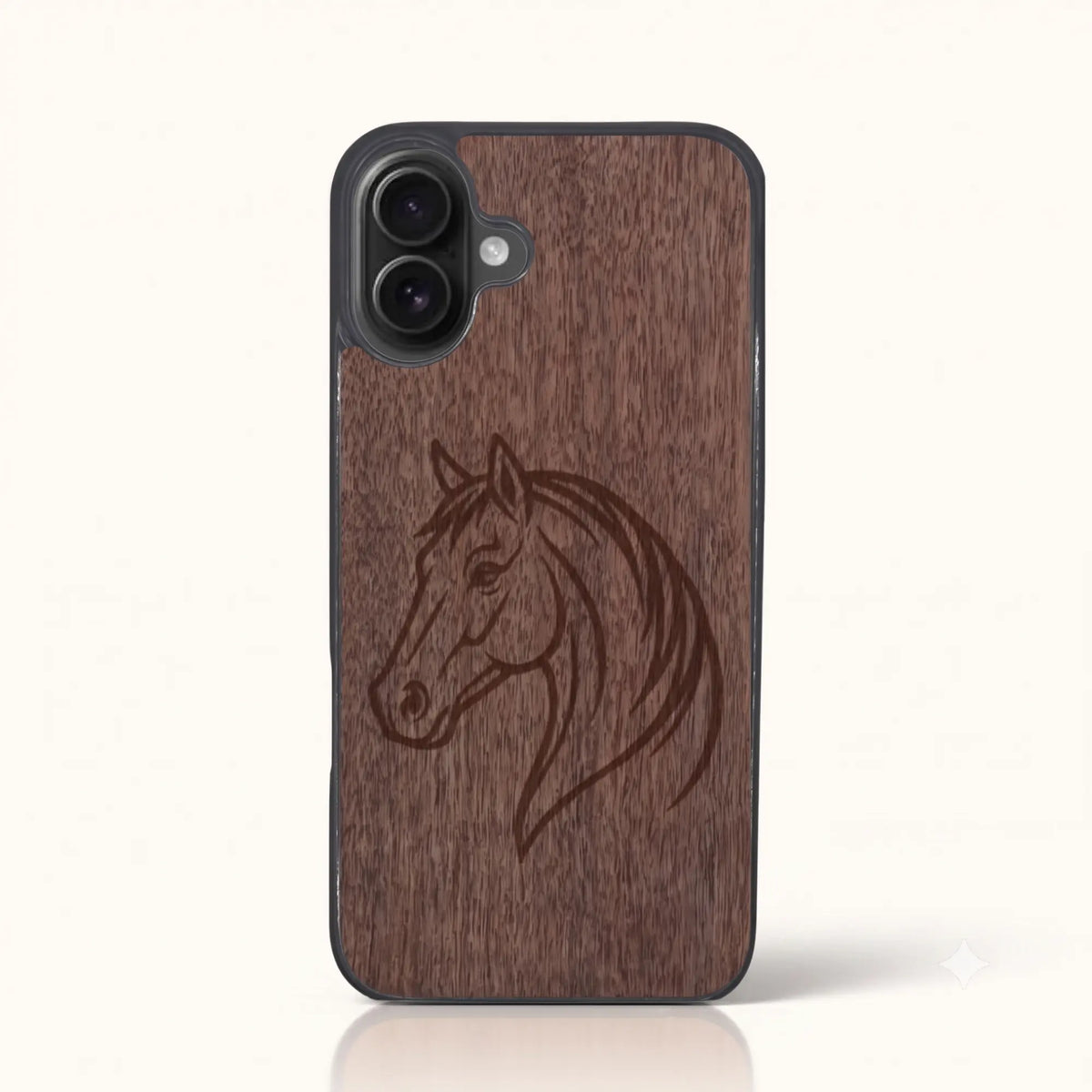 Coque iPhone 16 Plus – Le Cheval en bois de noyer foncé