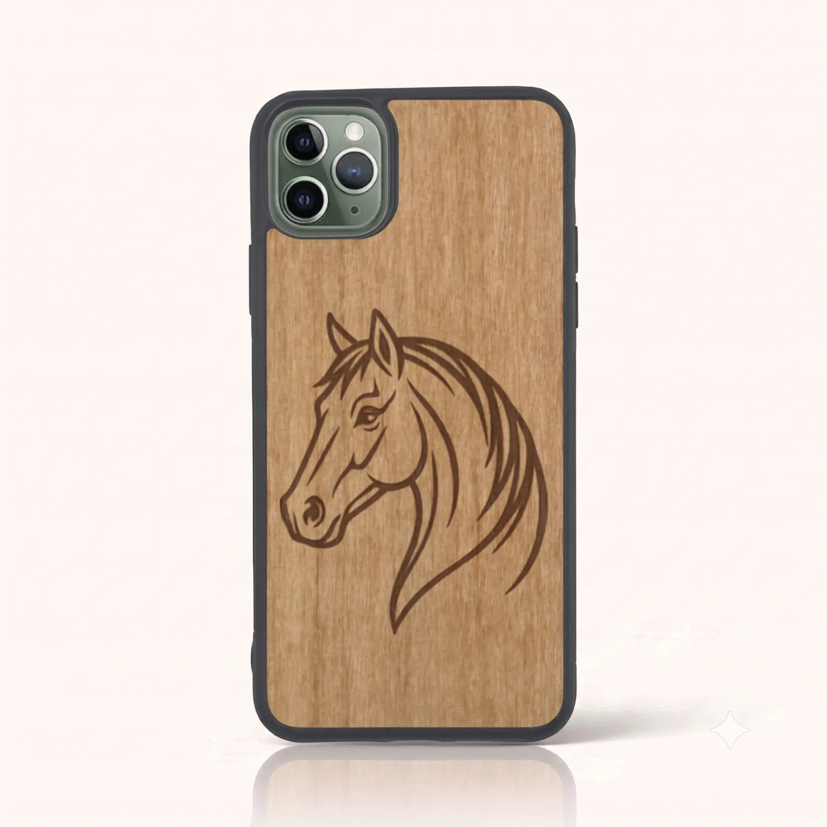Coque iPhone 11 Pro – Le Cheval en bois de tilleul clair