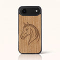 Coque iPhone Air – Le Cheval en bois de tilleul clair