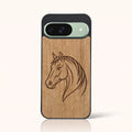 Coque Pixel 9 – Le Cheval en bois de tilleul clair