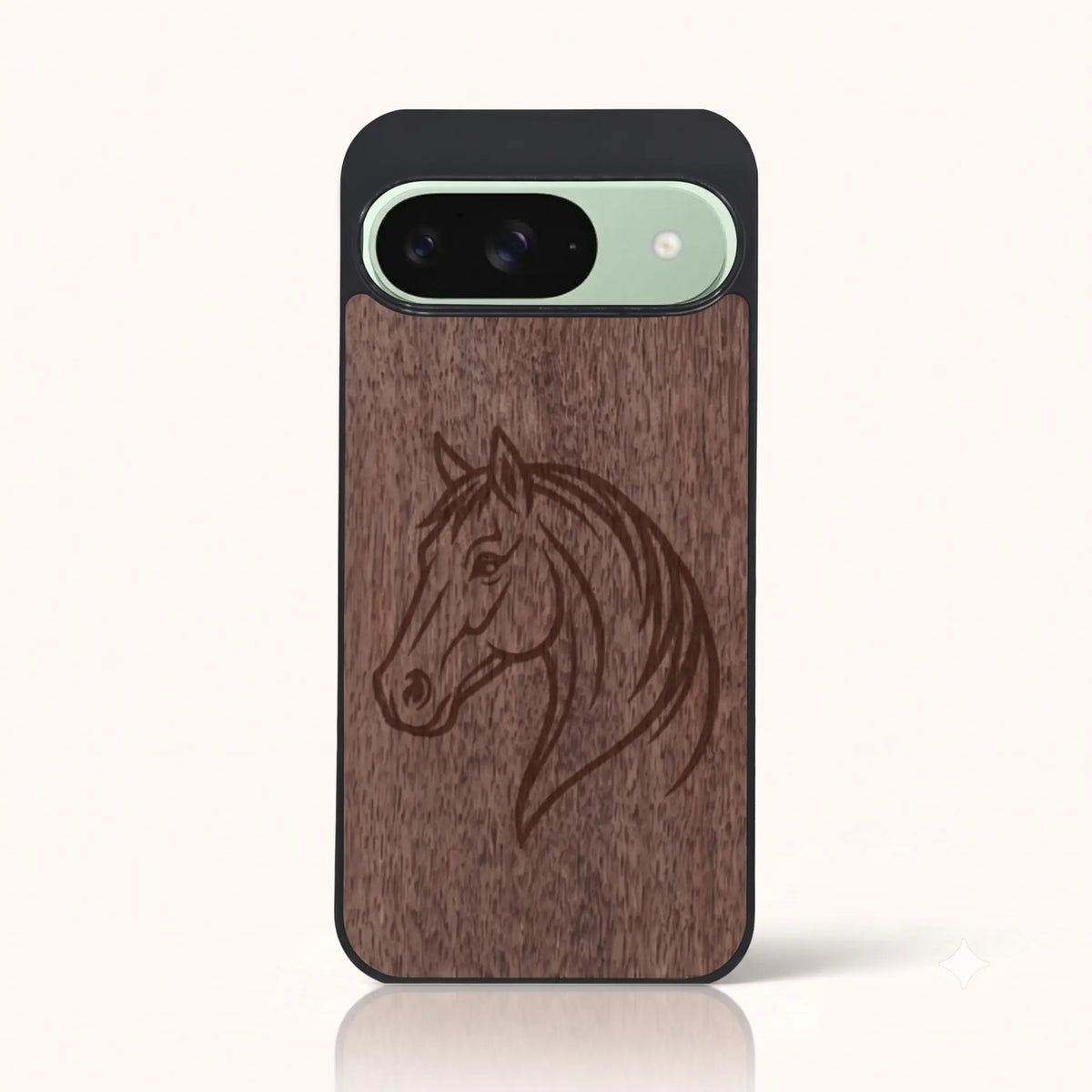 Coque Pixel 9 – Le Cheval en bois de noyer foncé