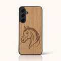 Coque Samsung A05S – Le Cheval en bois de tilleul clair