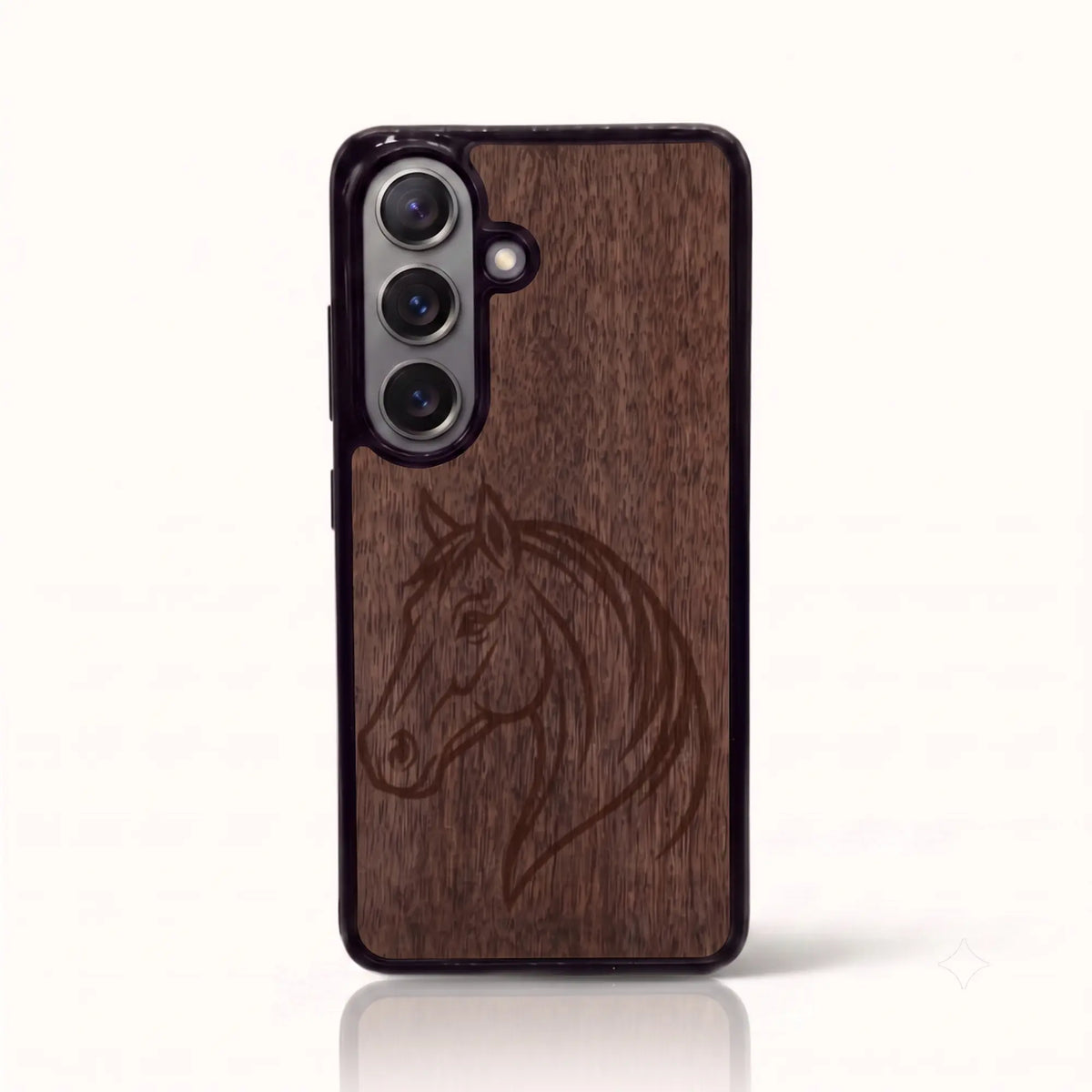 Coque Samsung S26+ – Le Cheval en bois de noyer foncé