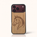 Coque iPhone 18 Pro Max – Le Cheval en gravure sur bois (Tilleul)