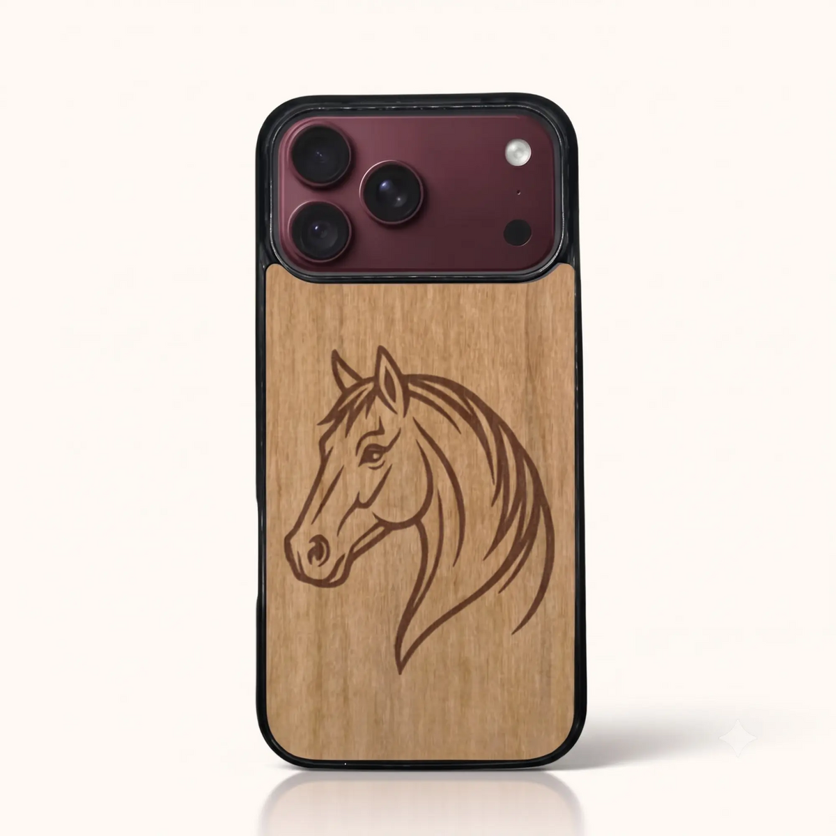 Coque iPhone 18 Pro Max – Le Cheval en gravure sur bois (Tilleul)