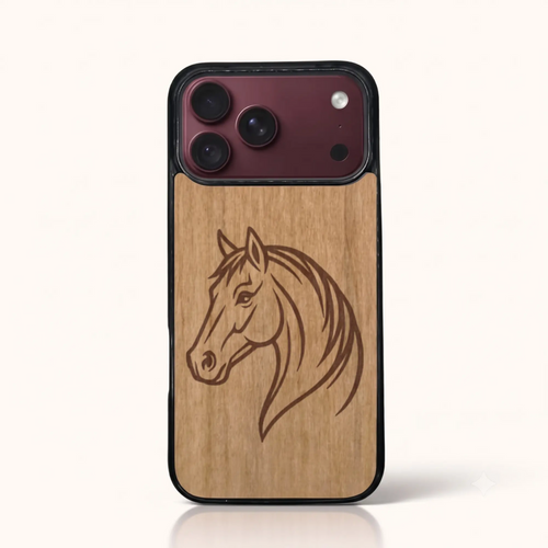 Coque iPhone 18 Pro Max – Le Cheval en gravure sur bois (Tilleul)