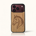 Coque iPhone 18 Pro – Le Cheval en gravure sur bois (Tilleul)